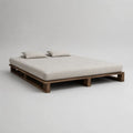 Futonbett 200 × 200 cm, 4-teiliges Set aus massivem Kiefernholz mit Schaumstoffmatratze und 2 Kissen, Dunkelbraun/Cremeweiß